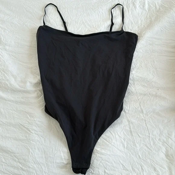 SKIMS Fits Everybody Cami Bodysuit Black - Picture 2 of 3